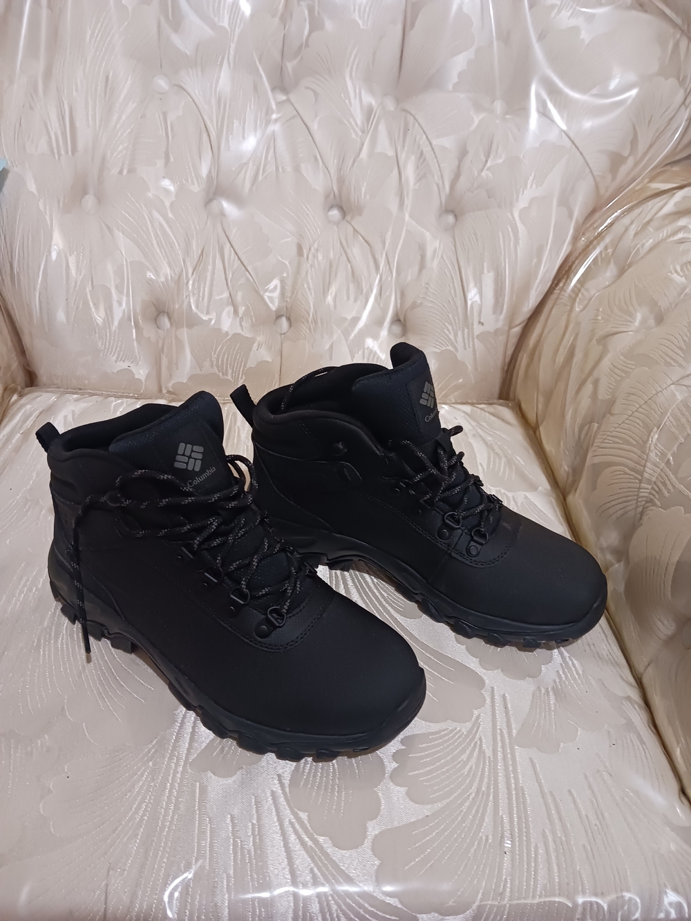 Columbia Boys Black Waterproof Hiking Boots - Picture 2 of 6